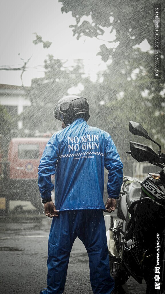 雨中外賣員背影