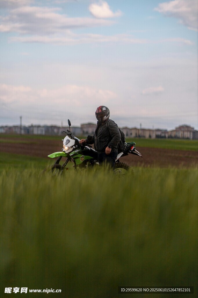 田野中騎摩托車的孤獨身影