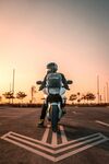 夕陽下的摩托車騎士
