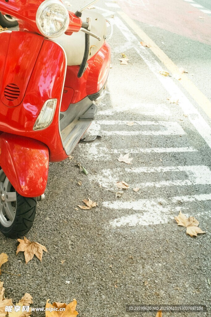 路邊紅車與落葉的景致