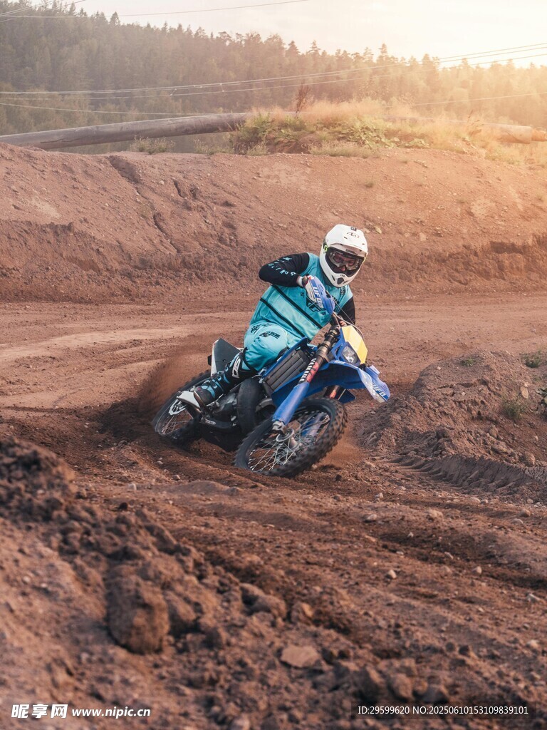 越野摩托手馳騁泥濘賽道