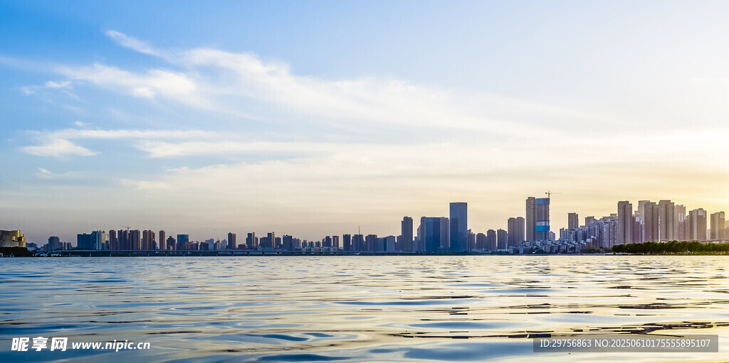 城市天際線與波光粼粼水面