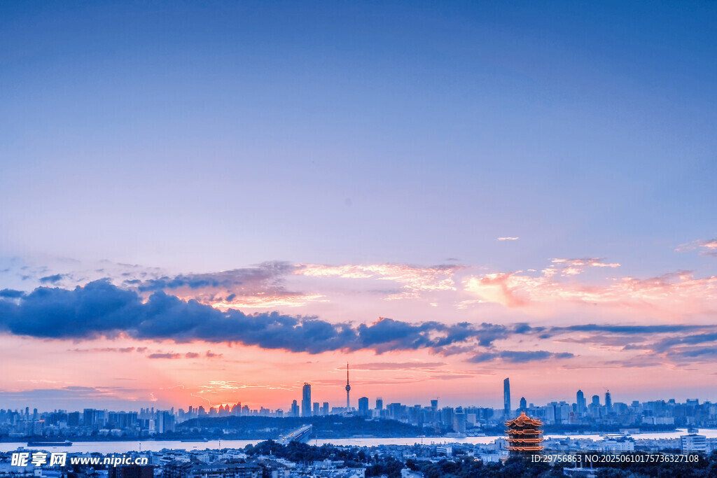 城市日出美景