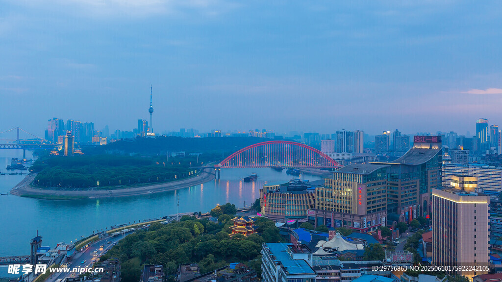 城市江畔壯麗天際線景觀