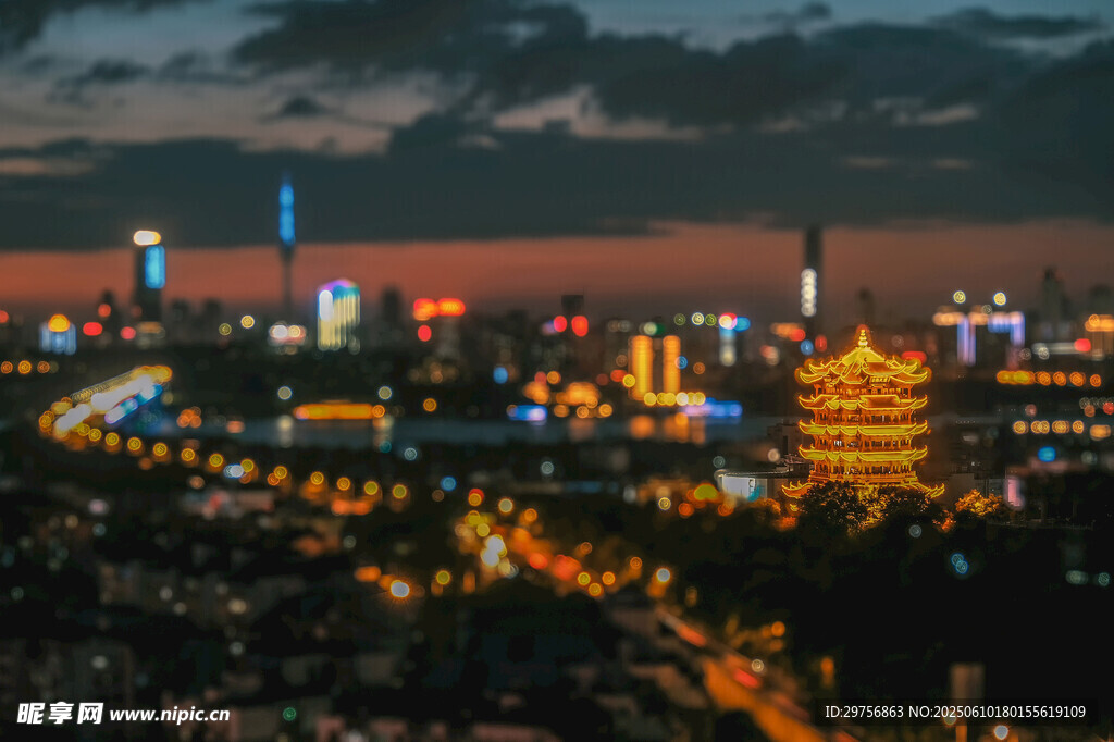 城市璀璨夜景俯瞰圖