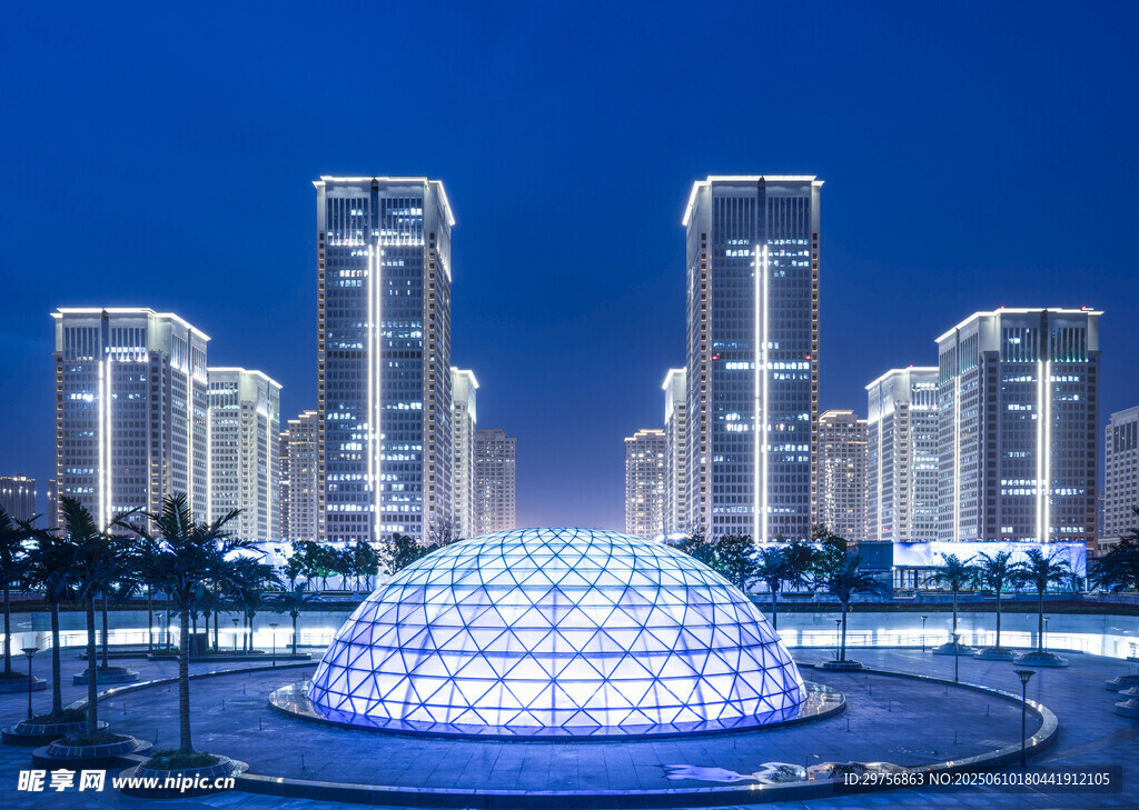 城市夜景中的璀璨圓頂建筑