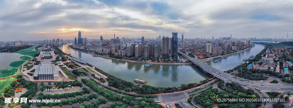 城市河畔全景風光