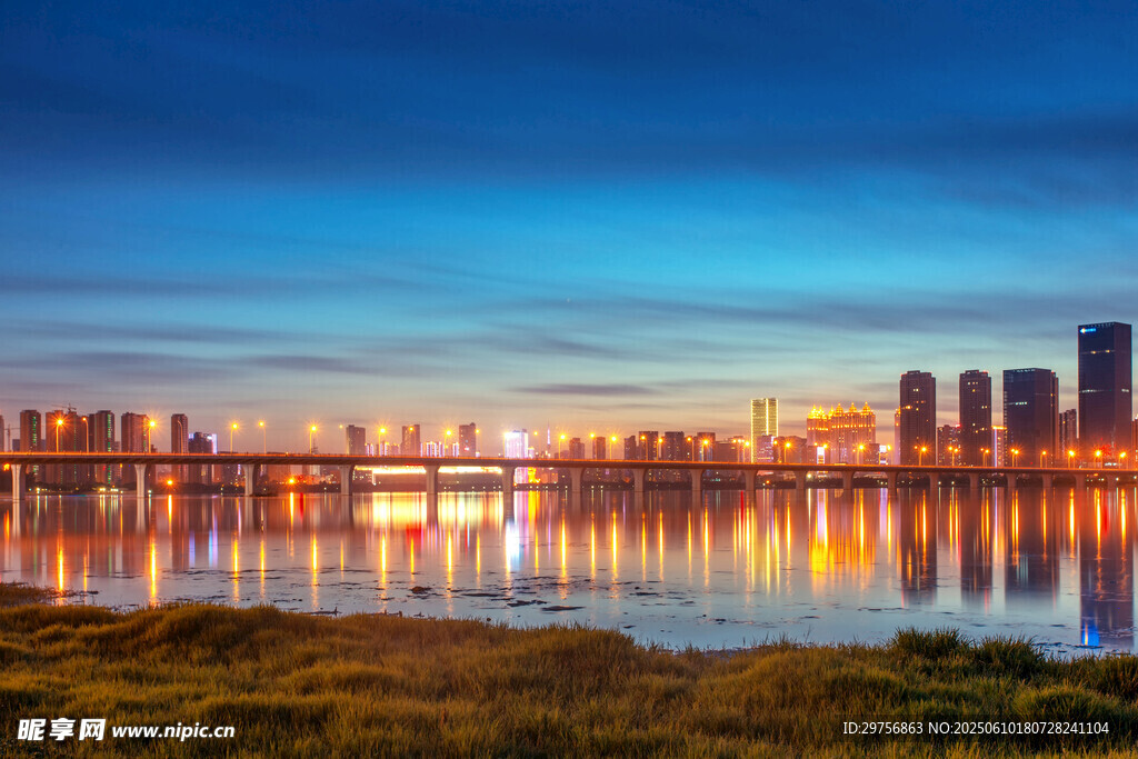 城市河畔絢麗夜景