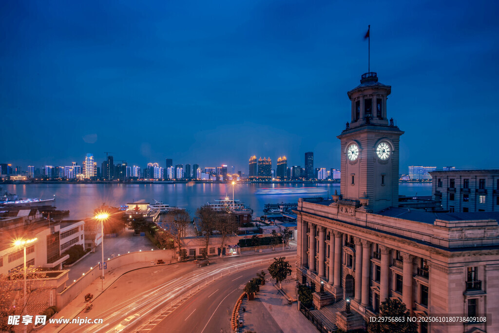 城市夜景中的鐘樓與道路