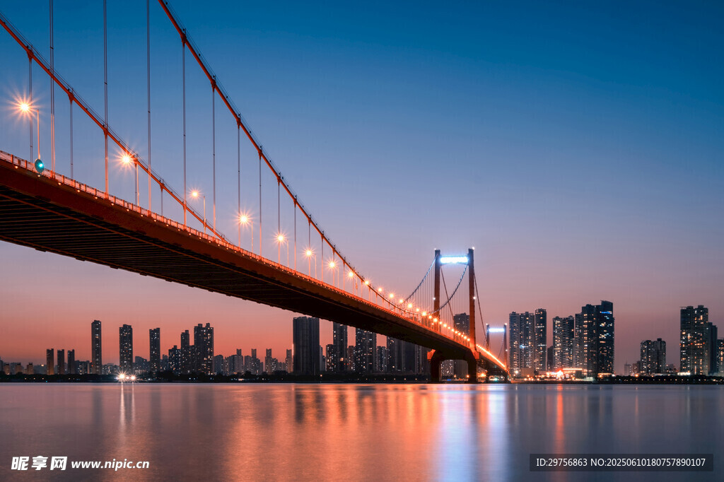 城市夜景中的璀璨跨江大橋