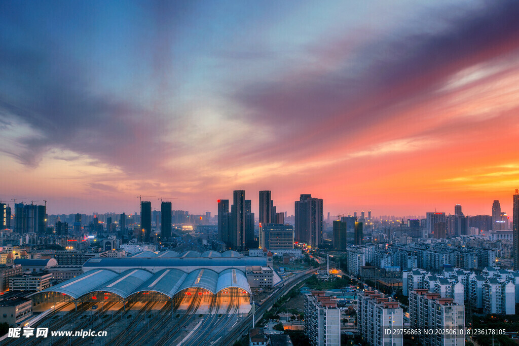 城市黃昏天際線壯麗景觀