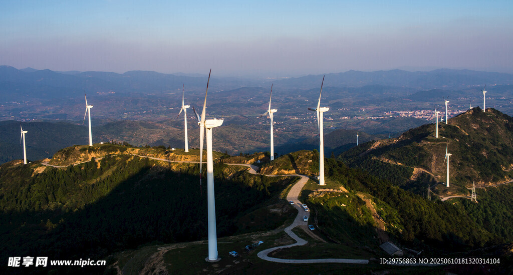 山間風力發電機組景觀