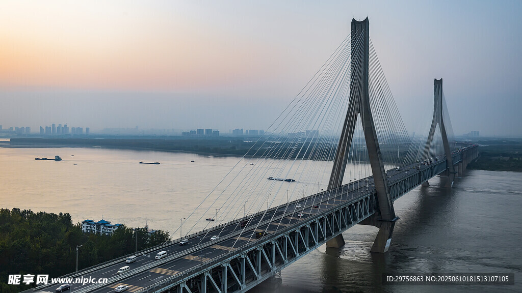 夕陽下的宏偉跨江大橋
