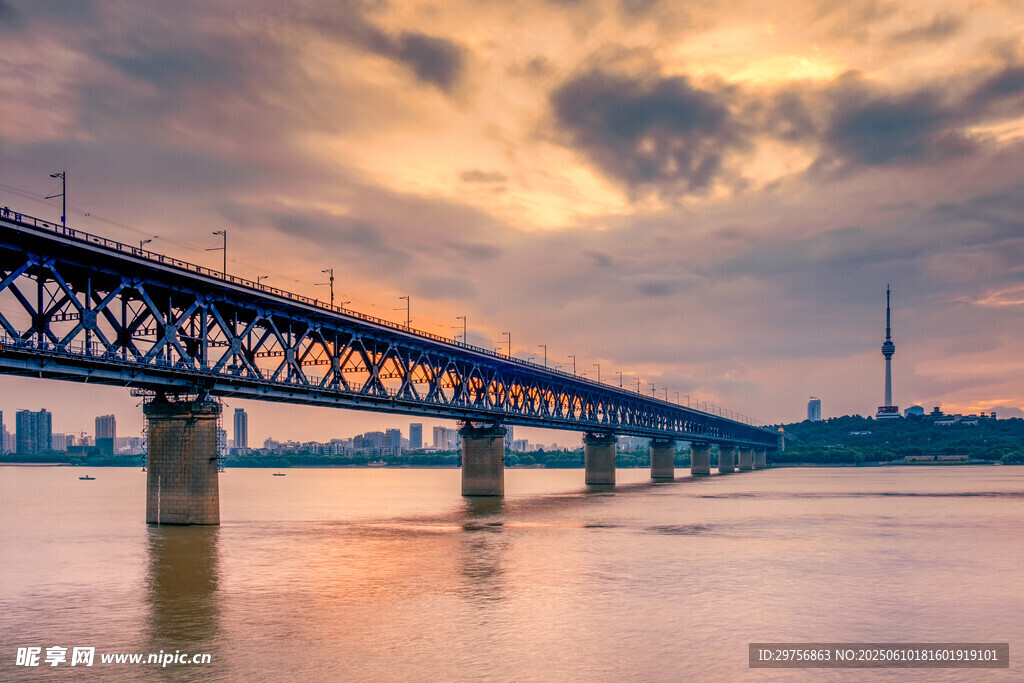 夕陽下的跨江大橋美景