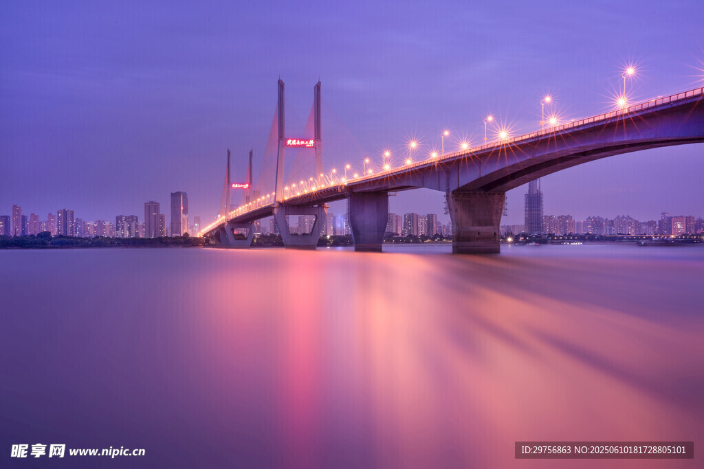 夜幕下的璀璨大橋