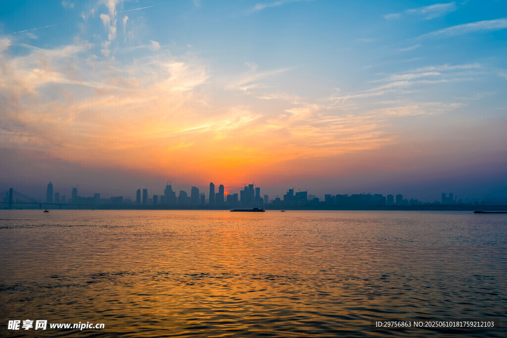 夕陽下的城市濱水美景