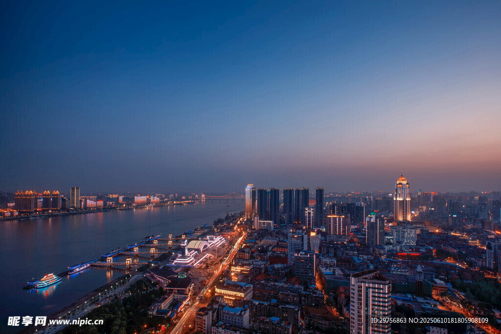城市江畔夜景俯瞰