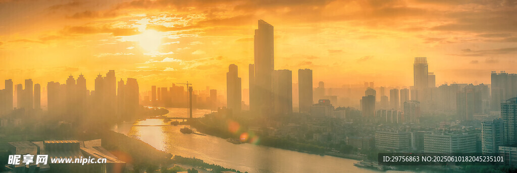 夕陽(yáng)下的城市天際線