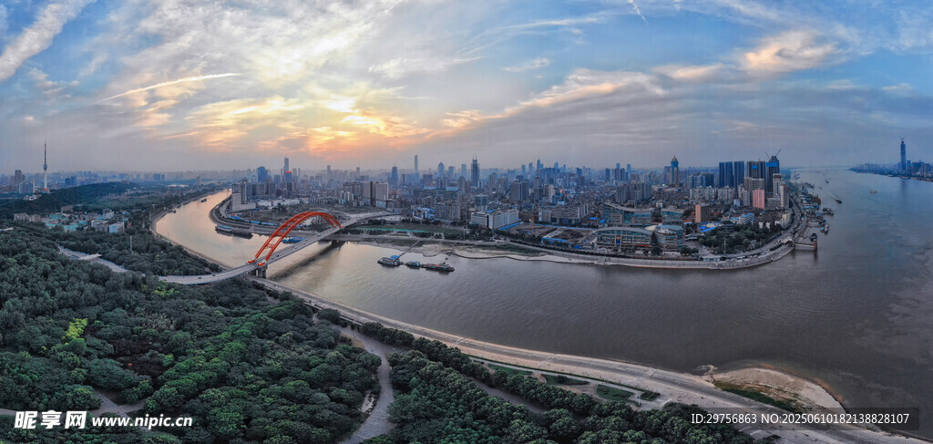 城市河畔壯麗黃昏景觀