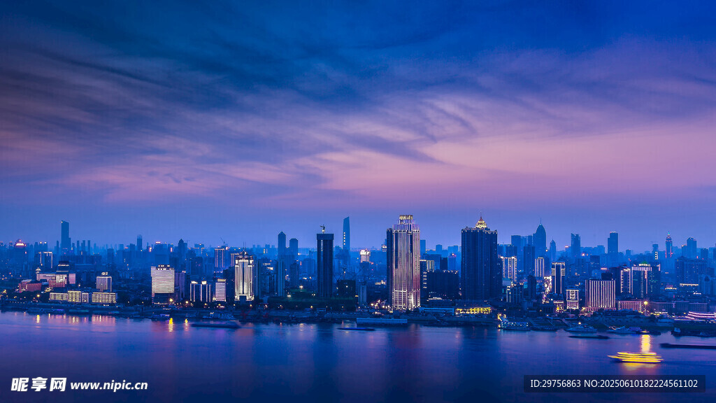 城市夜景璀璨燈火映江面