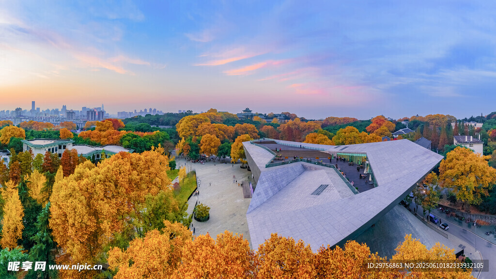 秋日城市中的建筑美景