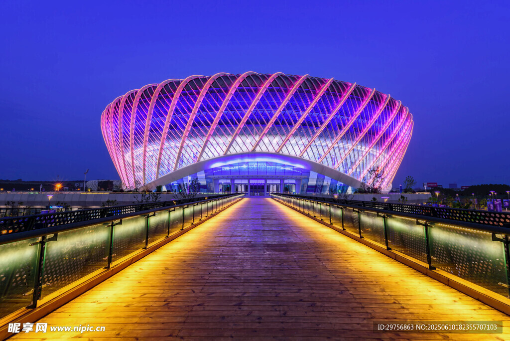 璀璨夜景下的絢麗建筑