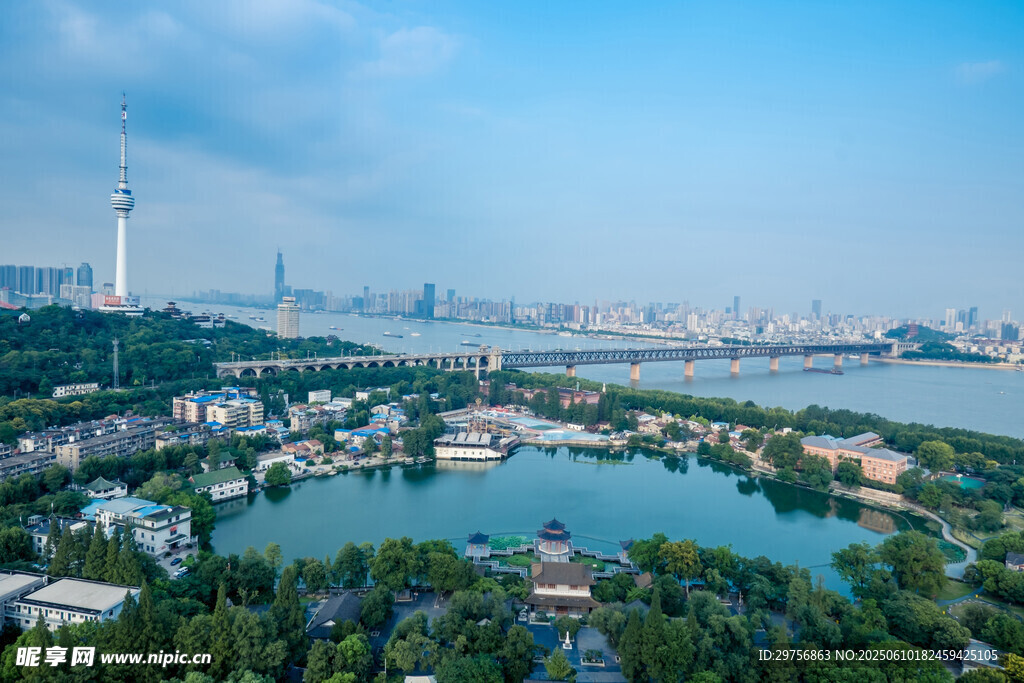 城市湖畔美景俯瞰