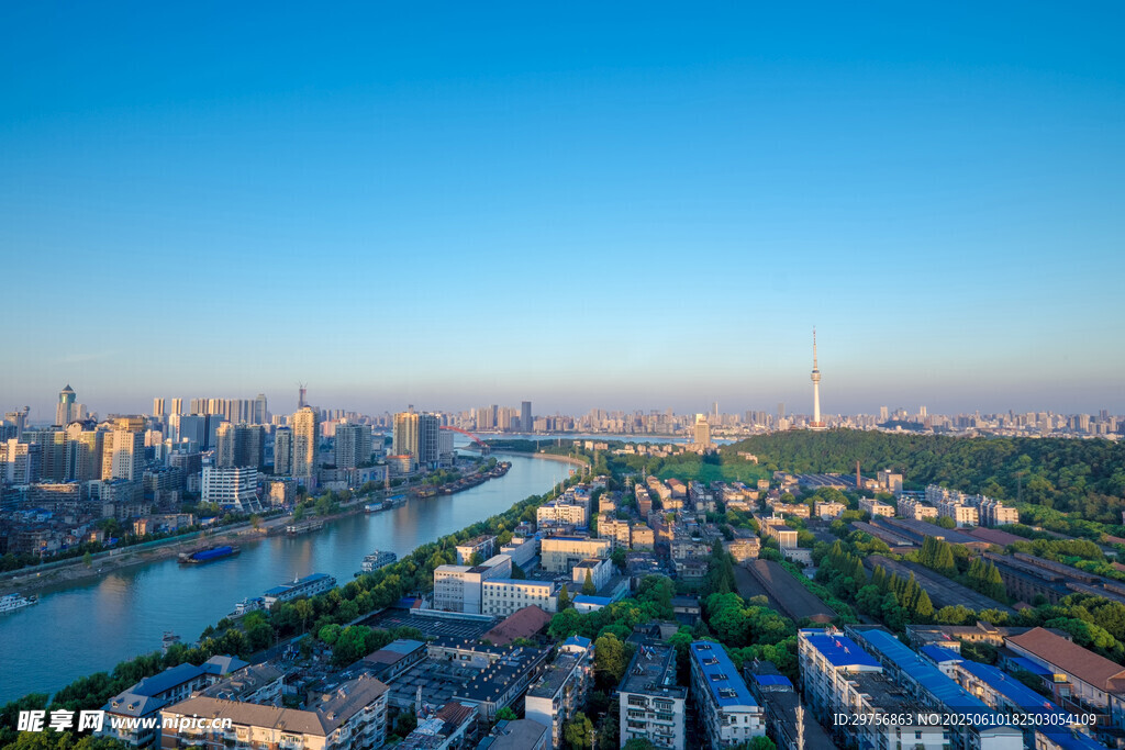 城市河畔全景風光