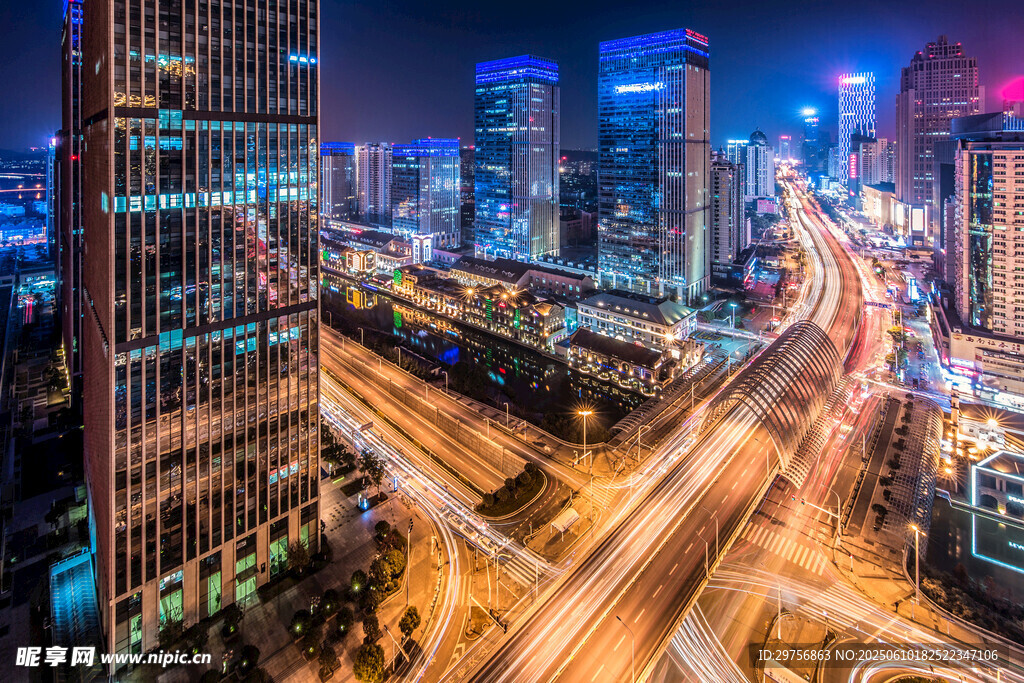 繁華都市夜景交通圖