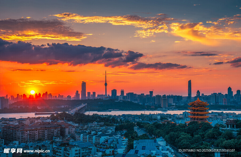 夕陽下的城市天際線美景
