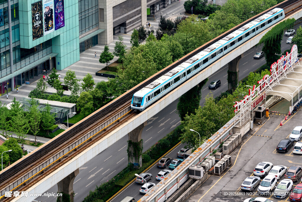 城市高架列車穿梭景象