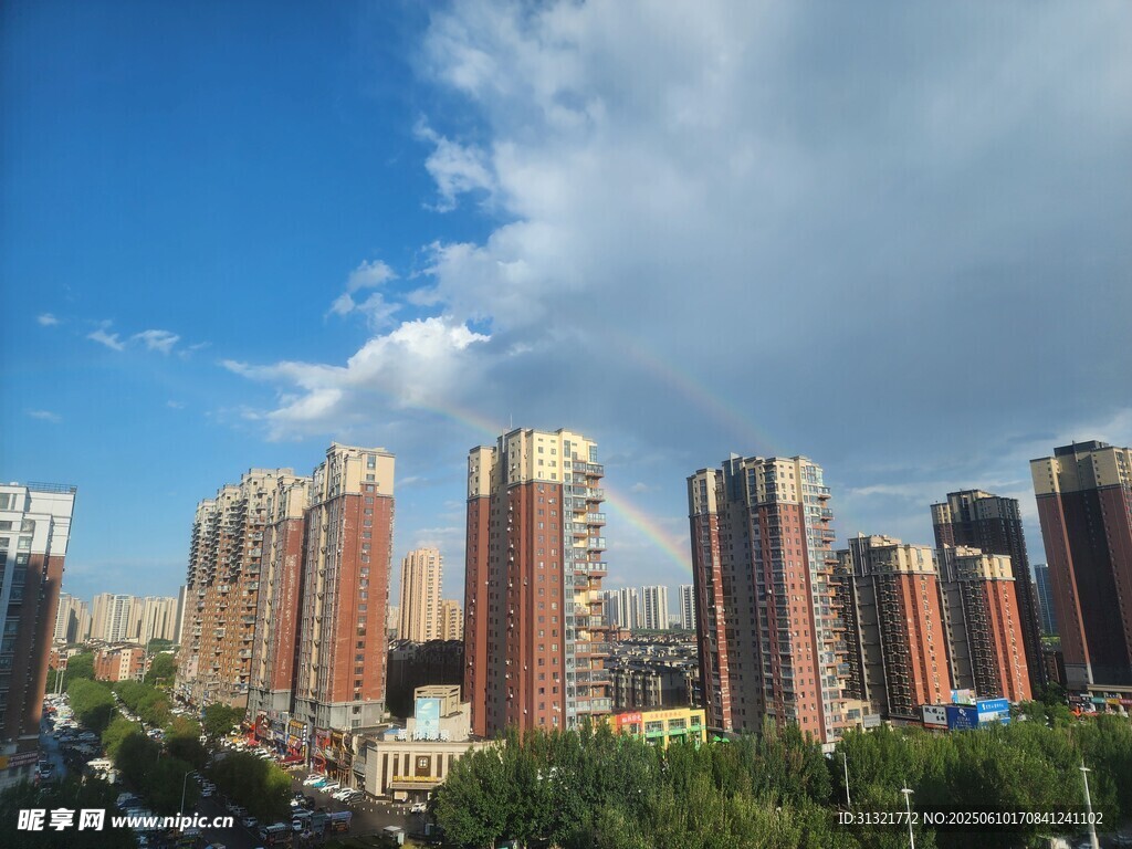 城市高樓與藍天白云景觀