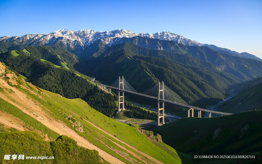 高山間的壯麗橋梁景觀