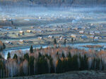山間小鎮(zhèn)秋景河流穿林而過(guò)