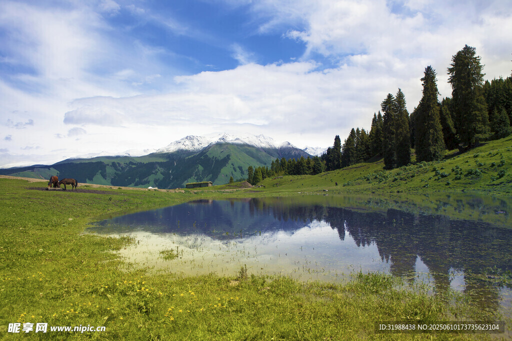山間湖畔美景