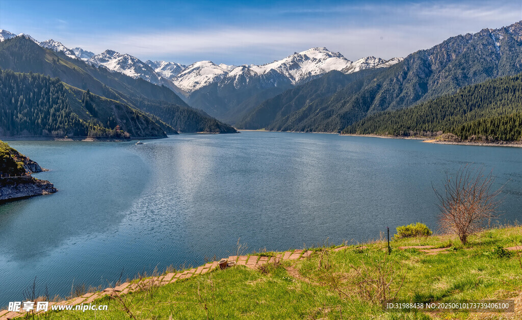 湖畔青山美景
