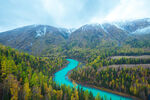 山間藍河穿林美景