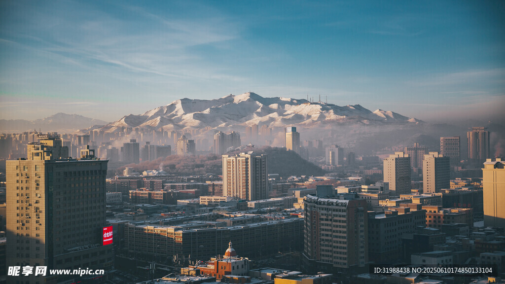 城市遠(yuǎn)景中的雪山壯麗景觀