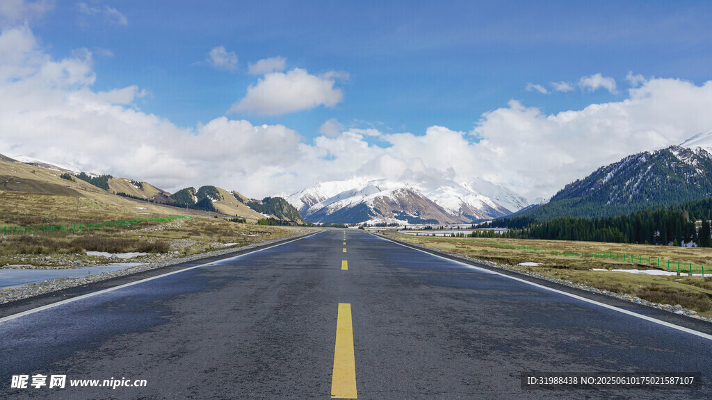 寬闊公路伸向遠方