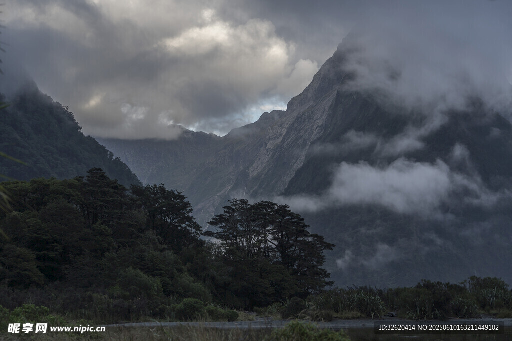 云霧繚繞的壯麗山巒景色
