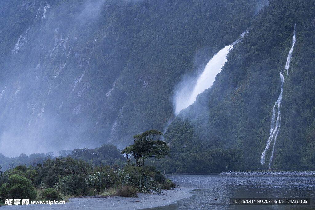 壯觀山間瀑布與孤樹景觀