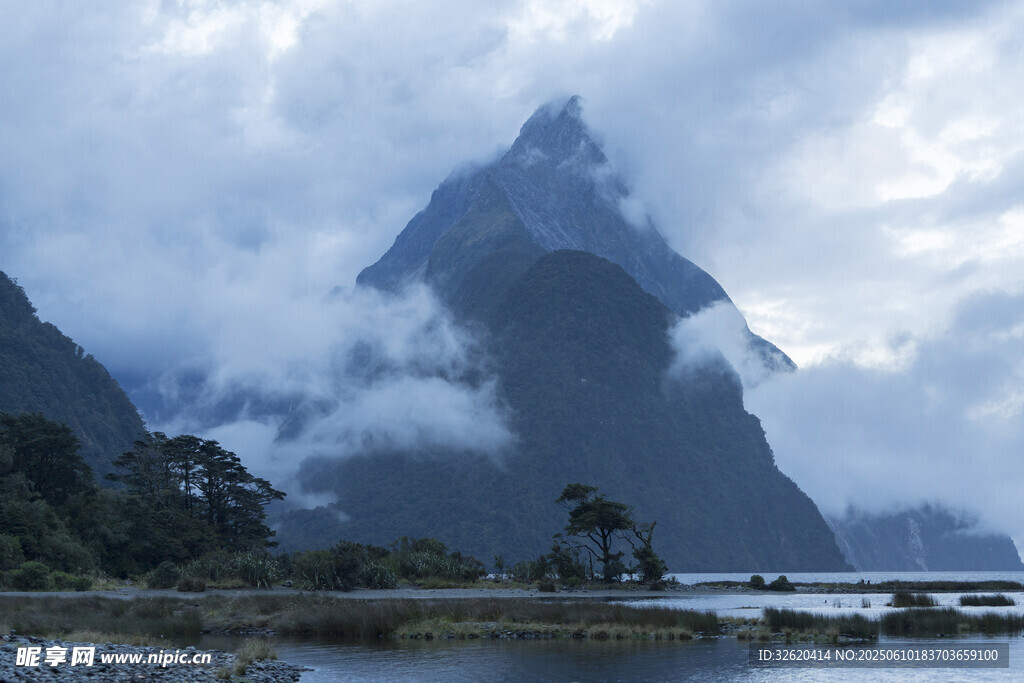 云霧繚繞的壯美山峰景觀