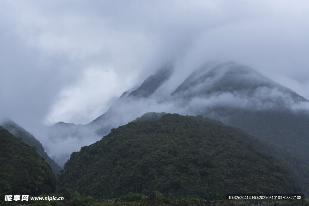云霧繚繞的山巒美景
