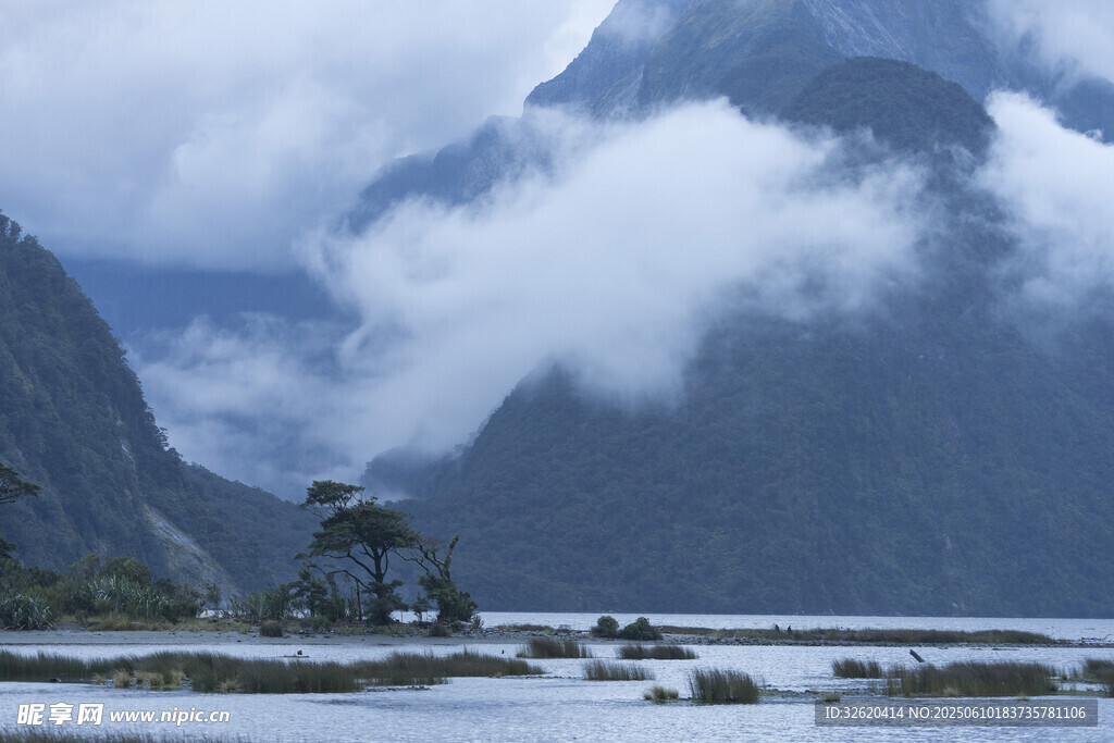 云霧繚繞的壯美山川景色