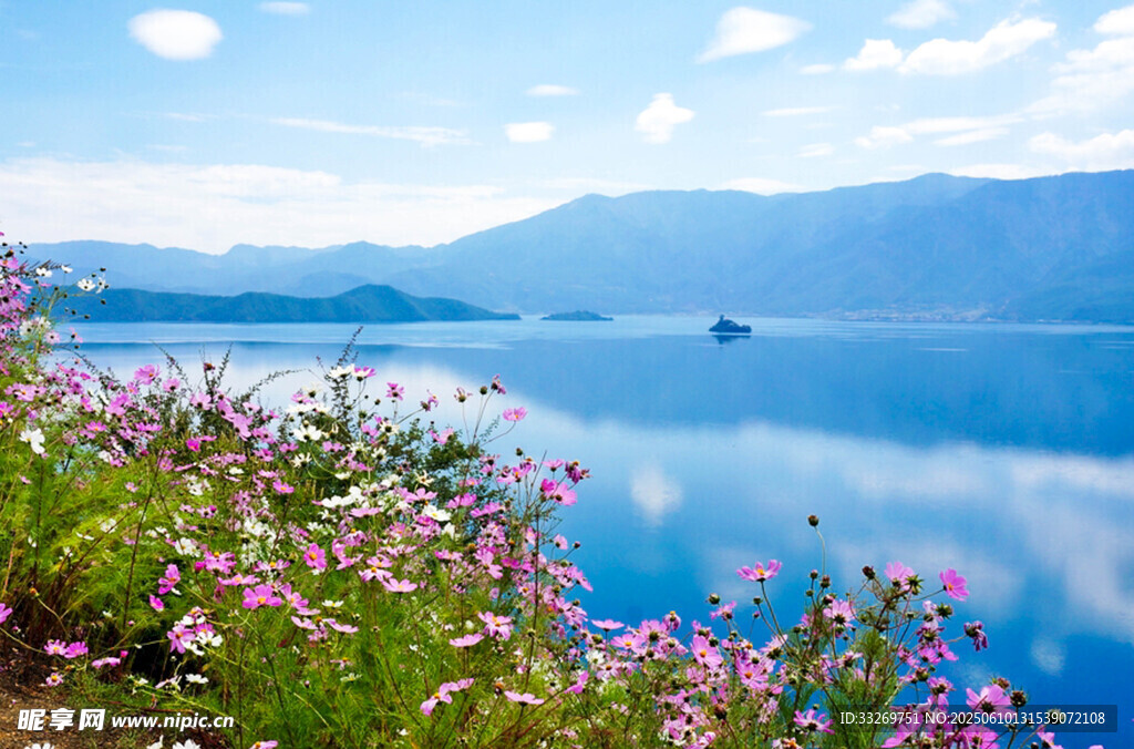 湖畔繁花映藍天碧水