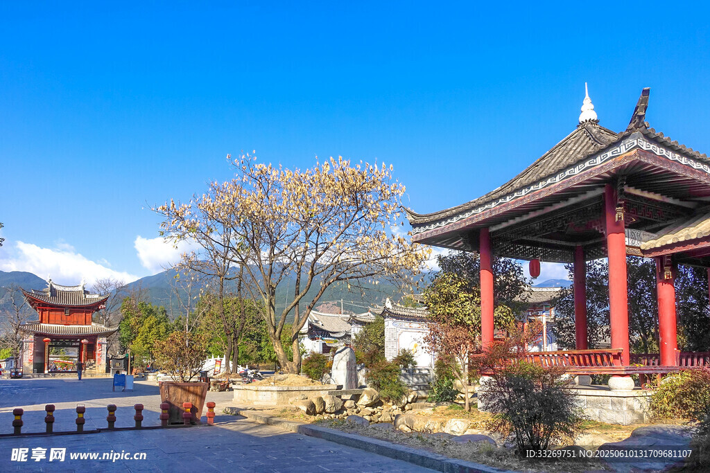 中式亭臺與遠山美景