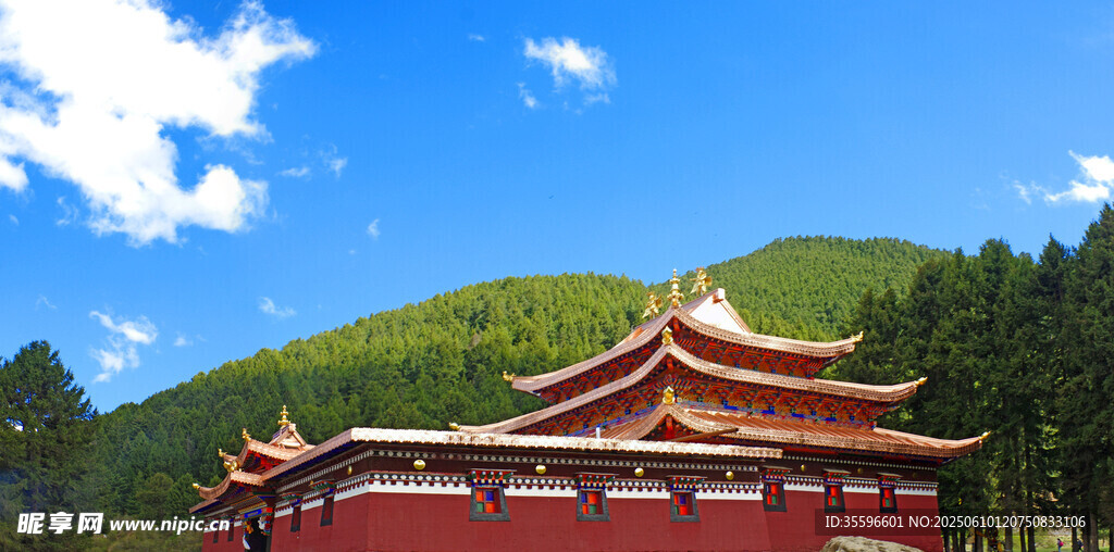 山間紅頂中式古建筑