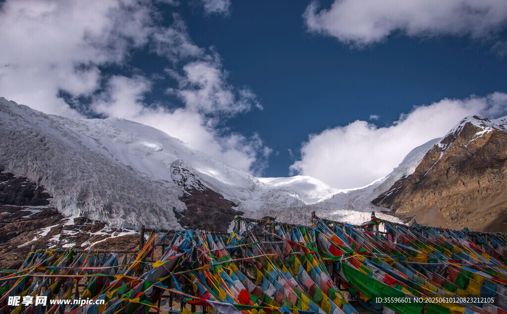 雪山下的五彩經幡景觀