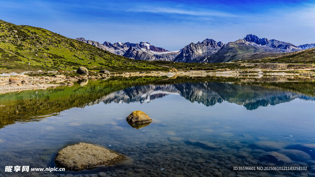 寧靜山水間的美麗湖景