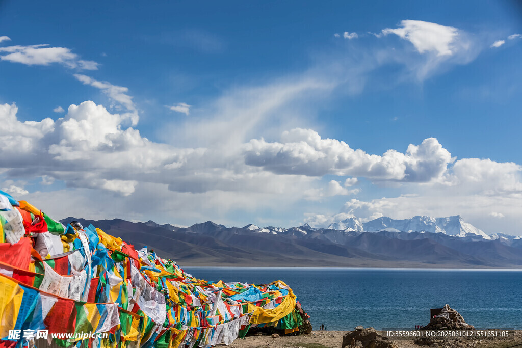 湖畔五彩經(jīng)幡與雪山美景